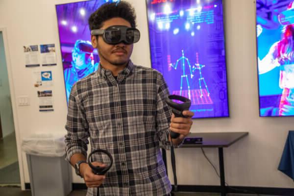 25岁的虚拟现实设计专业学生Michael Reynolds在雪兰多厄大学沉浸式学习中心使用VR头显.